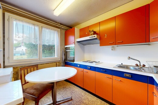 cuisine avec hotte, four, évier, plans de travail, et light countertops