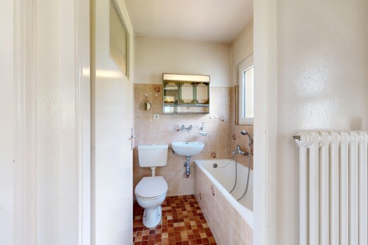 salle de bains avec miroir, bain, radiateur, salle de bain complète, et toilette