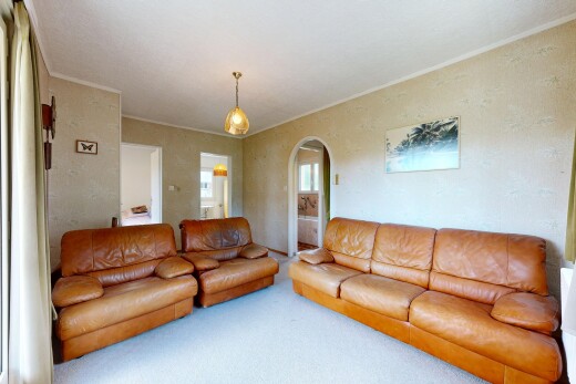 salon avec passages en arc, moquette, carpet, inside property, et moulures