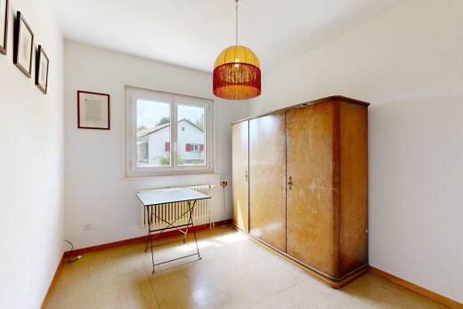 chambre avec lumière naturelle, natural light, radiateur, inside property, et plinthes murales