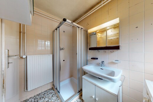 salle de bains avec mur en carrelage, tile wall, miroir, douche, et inside property