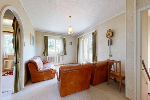 salon avec moquette, carpet, inside property, lumière naturelle, et natural light