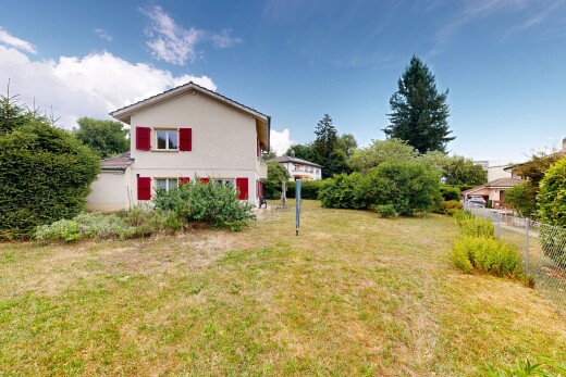 façade avec day time, property visible, pelouse, bardage en stuc, et clôture