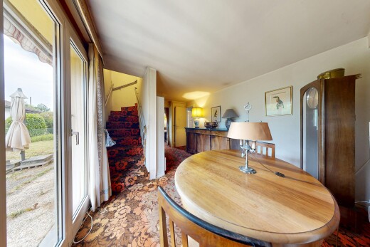 salle à manger avec escaliers, cloison sèche, drywall, lumière naturelle, et natural light