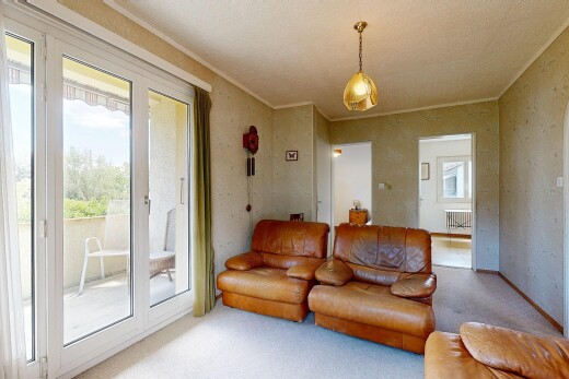 salon avec moquette, carpet, lumière naturelle, natural light, et inside property