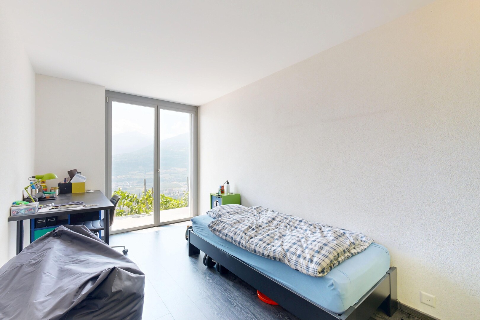 chambre avec floor ceiling windows, fenêtres du sol au plafond, natural light, lumière naturelle, et inside property