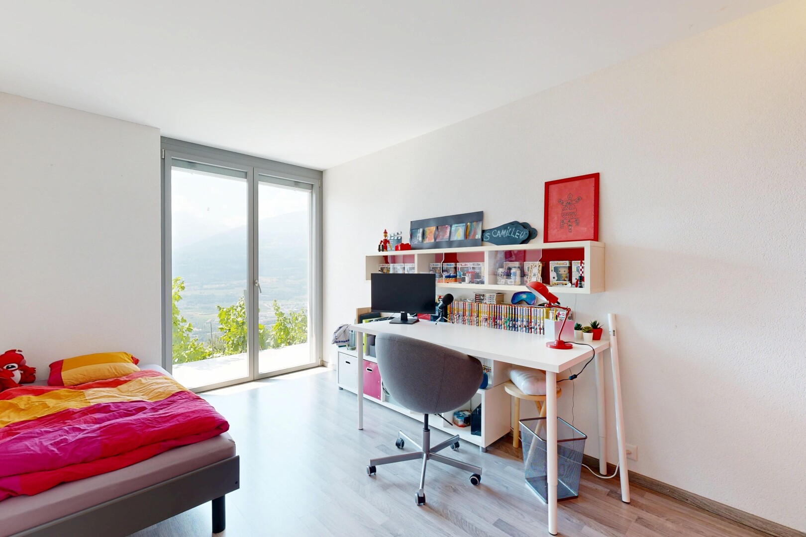 chambre avec accès à l'extérieur, wood finish floor, sol en finition bois, inside property, et floor ceiling windows