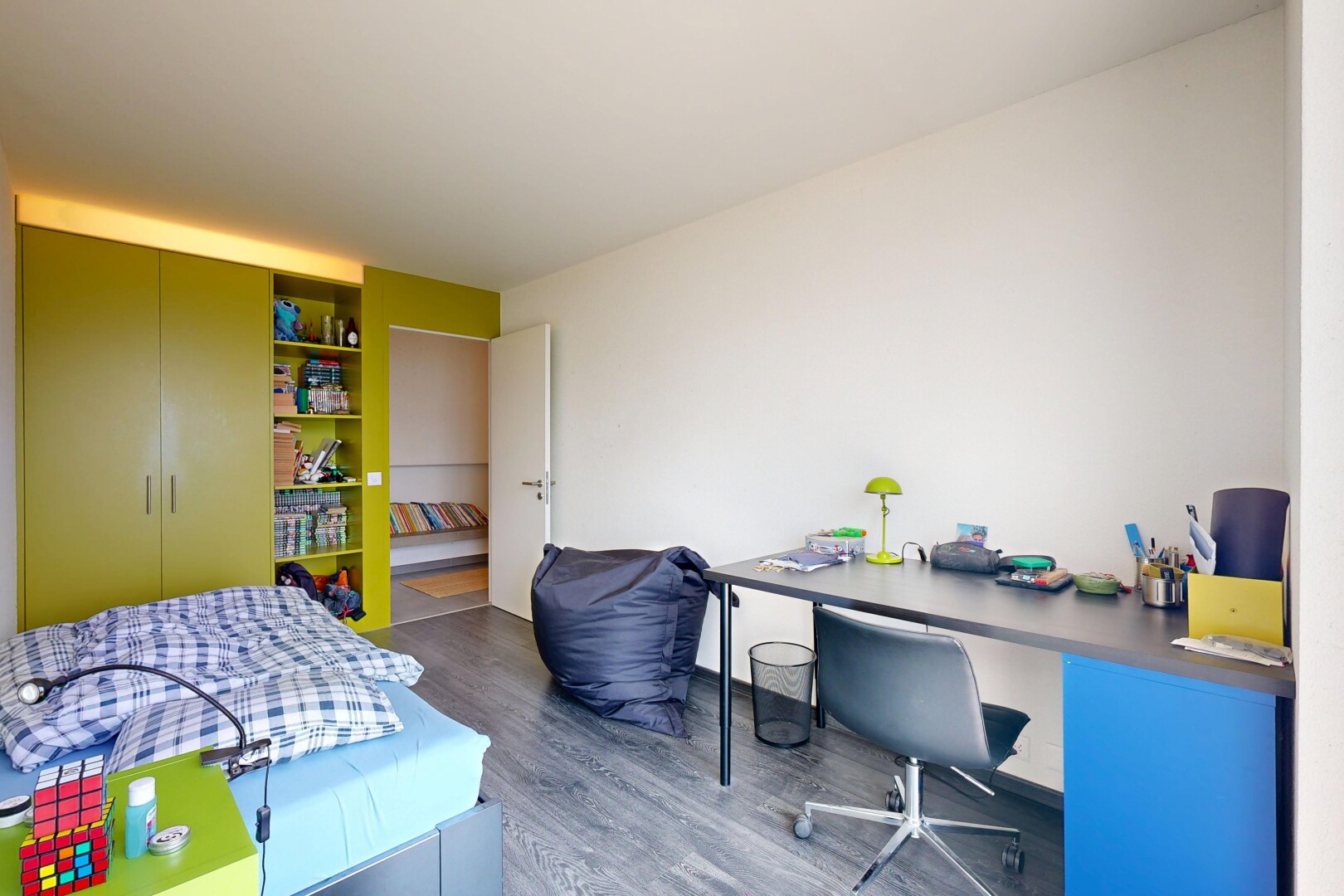 chambre avec inside property, wood finish floor, sol en finition bois, drywall, et cloison sèche