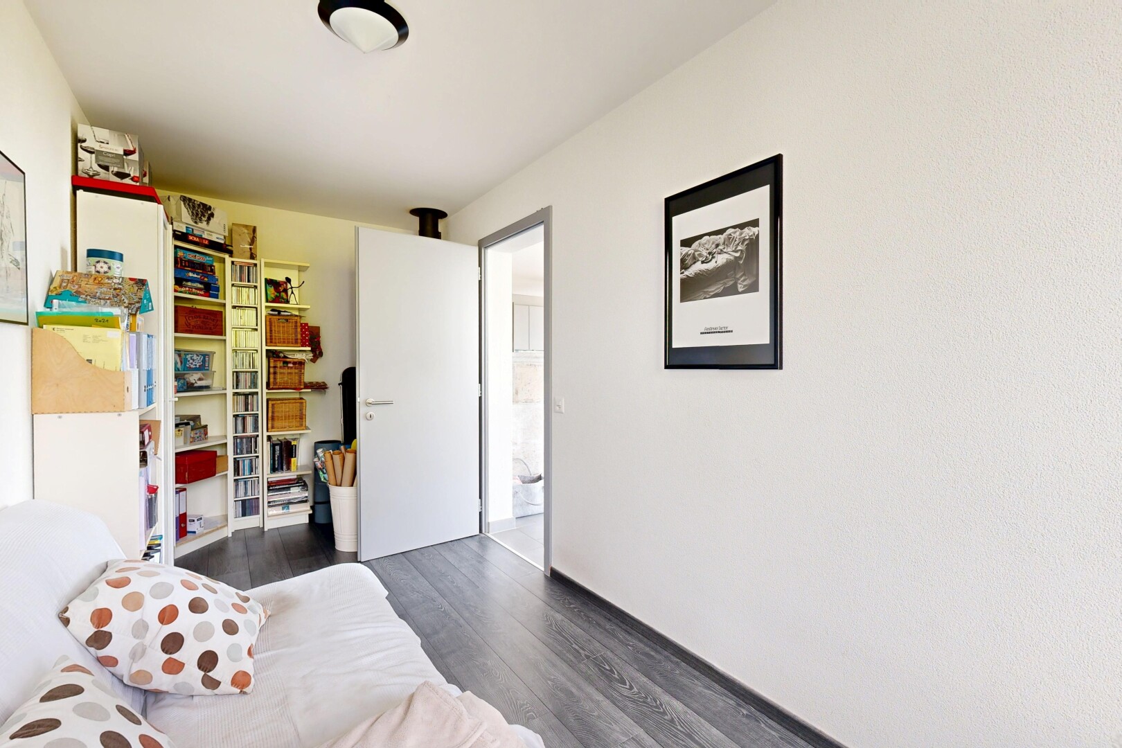 salon avec wood finish floor, inside property, sol en finition bois, dark floor, et drywall