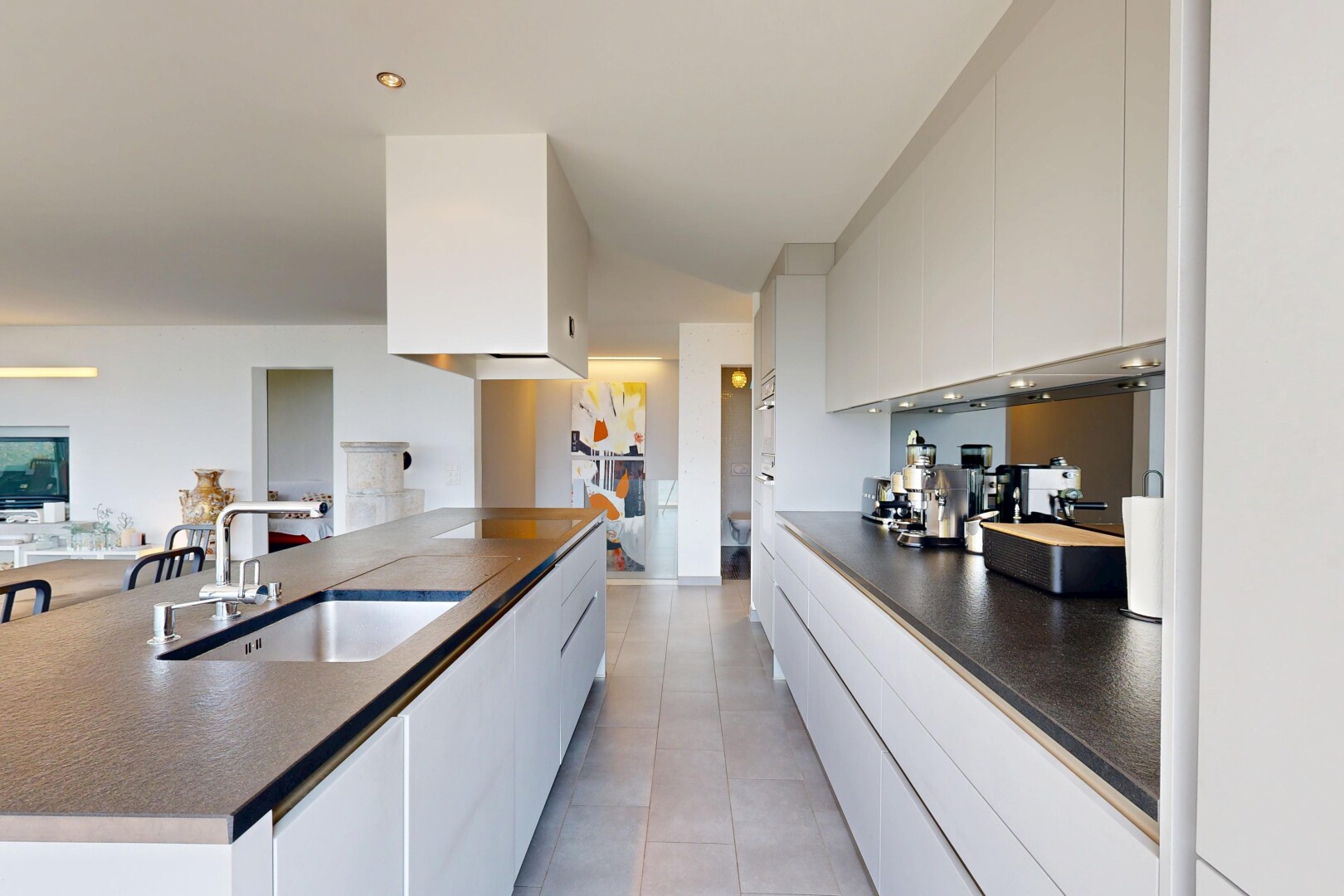cuisine avec plans de travail, dark countertops, armoires blanches, white cabinets, et inside property