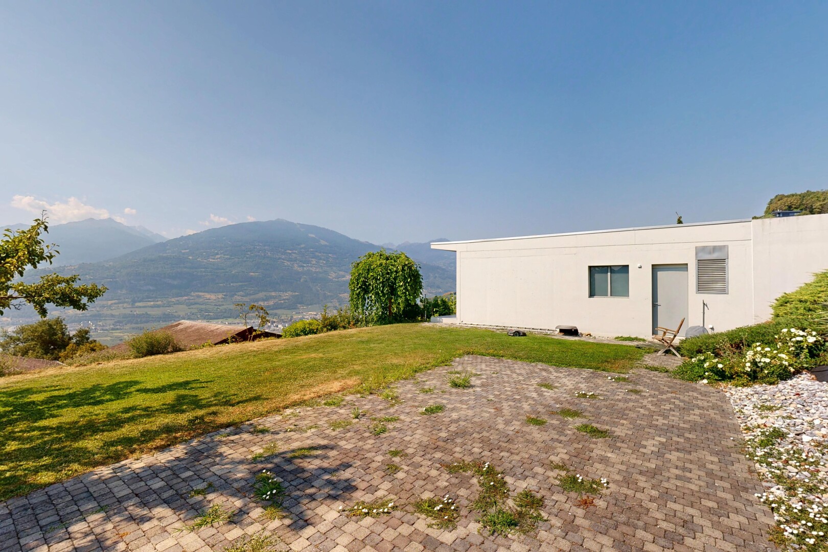 façade avec mountain view, vue sur la montagne, bardage en stuc, day time, et from property