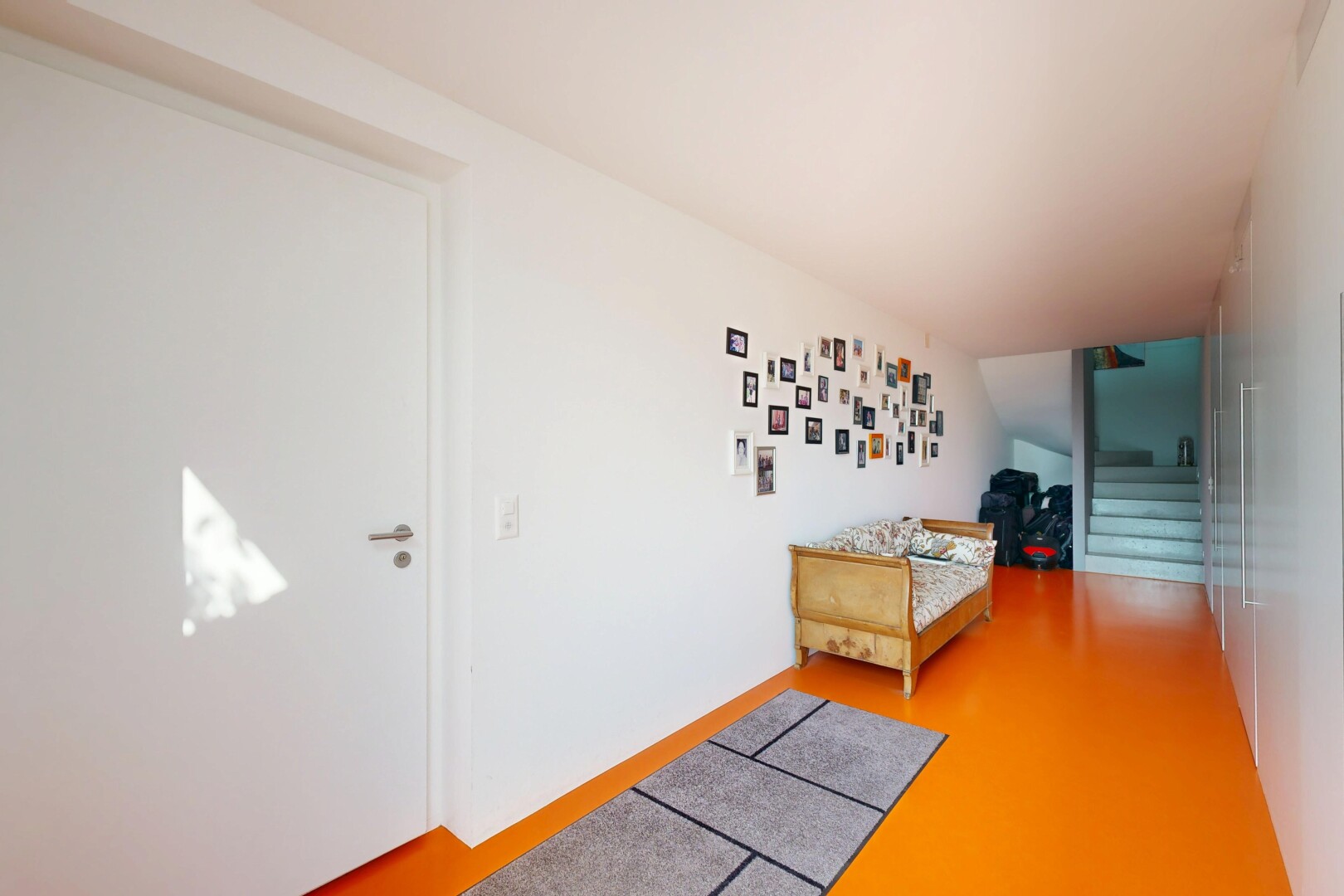 couloir avec escaliers, inside property, cloison sèche, et drywall