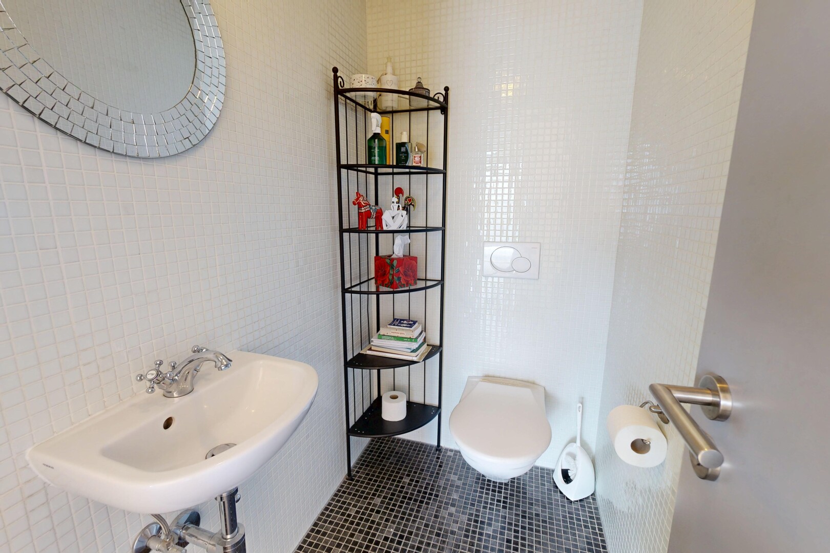 salle de bains avec inside property, évier, miroir, toilette, et sol en carrelage