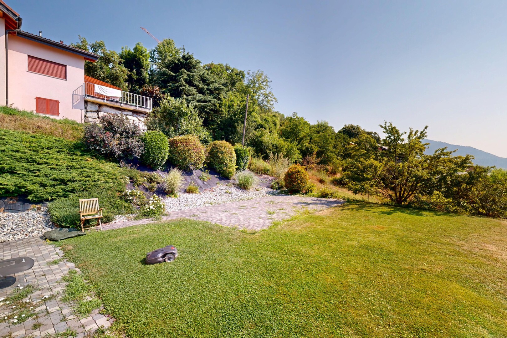 jardin avec pelouse et day time