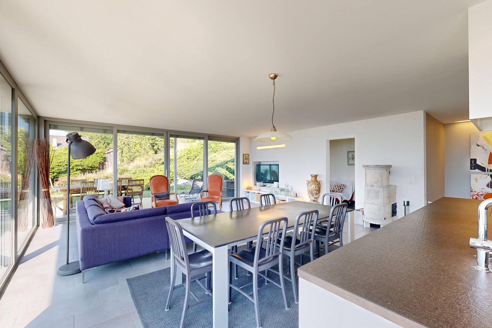 salon / salle à manger avec fenêtres du sol au plafond, floor ceiling windows, inside community, lumière naturelle, et natural light