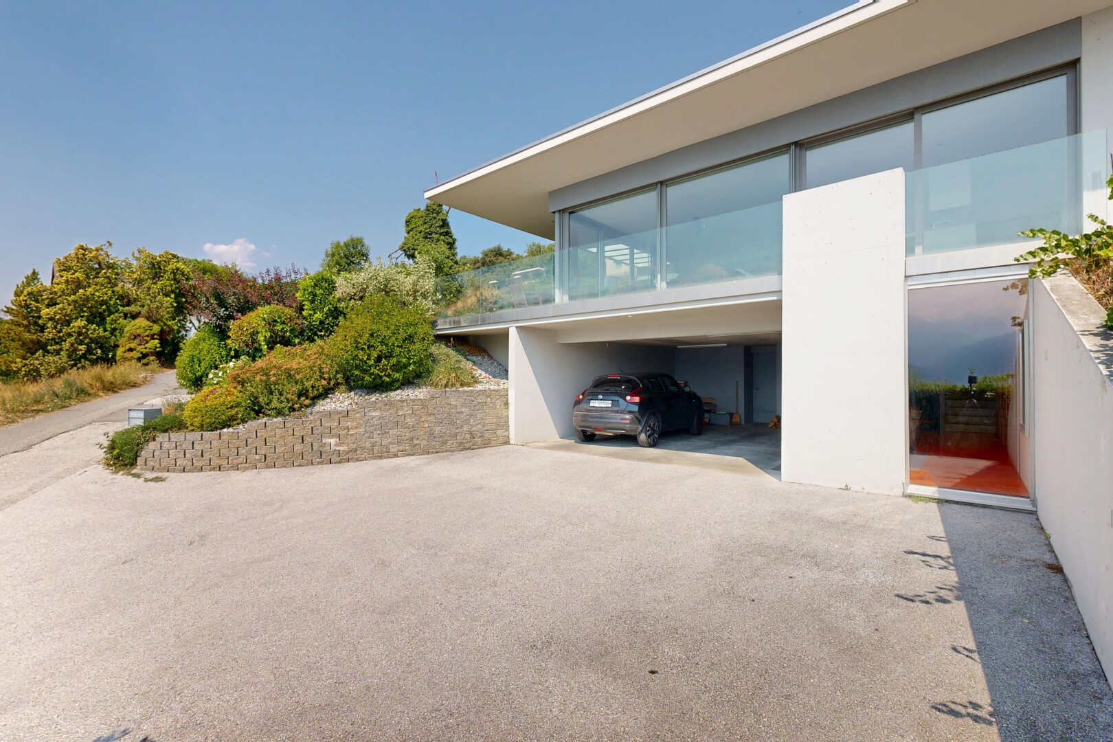 façade avec day time, property visible, bardage en stuc, et balcon