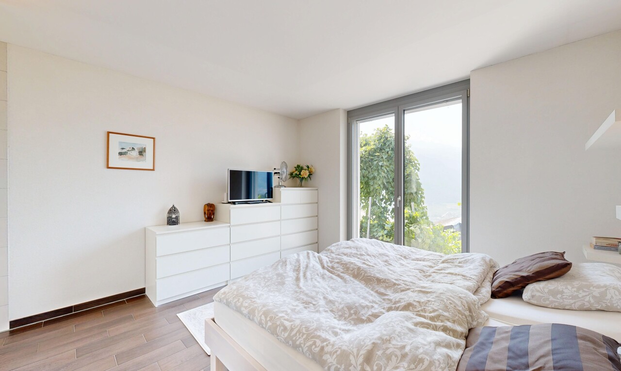 chambre avec sol en finition bois, wood finish floor, lumière naturelle, natural light, et cloison sèche