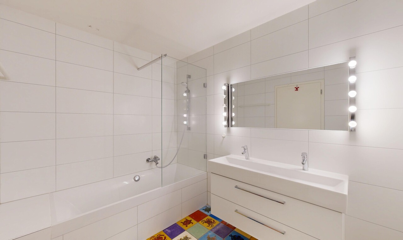 salle de bains avec salle de bain complète, douche-bain combinés, mur en carrelage, tile wall, et double vasque