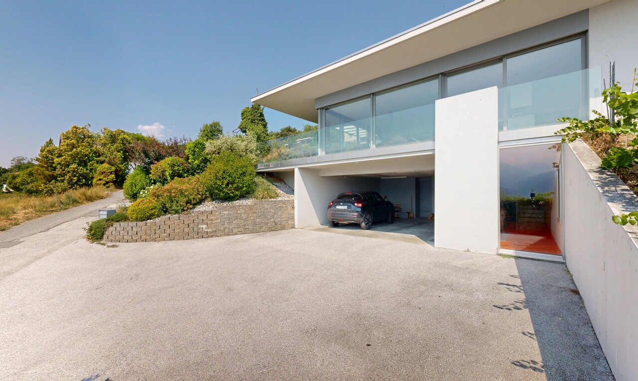 façade avec day time, property visible, bardage en stuc, et balcon