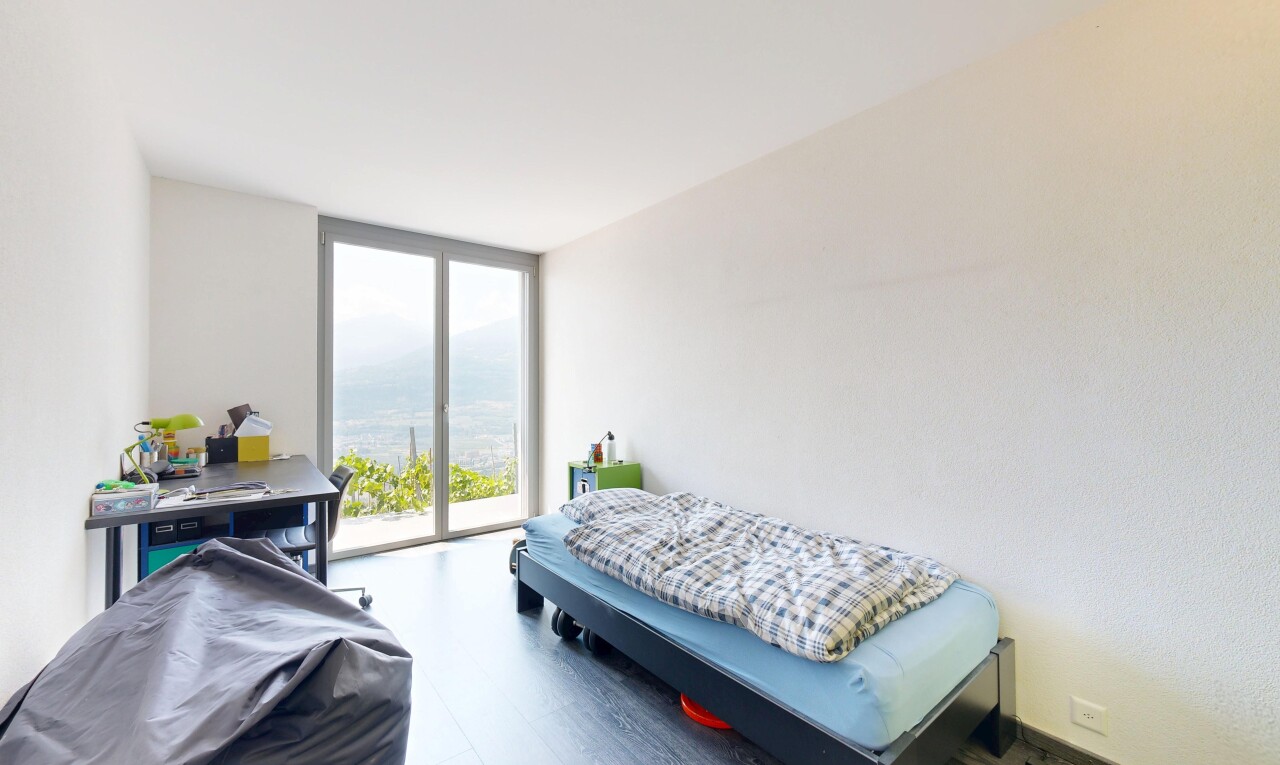 chambre avec floor ceiling windows, fenêtres du sol au plafond, natural light, lumière naturelle, et inside property