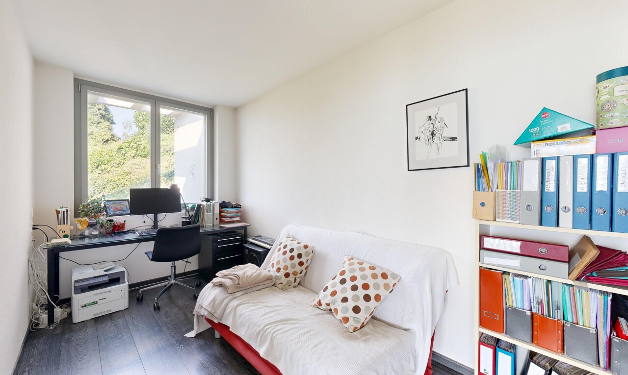 bureau avec inside property, sol en finition bois, wood finish floor, cloison sèche, et drywall