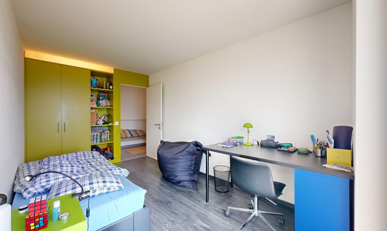 chambre avec inside property, wood finish floor, sol en finition bois, drywall, et cloison sèche