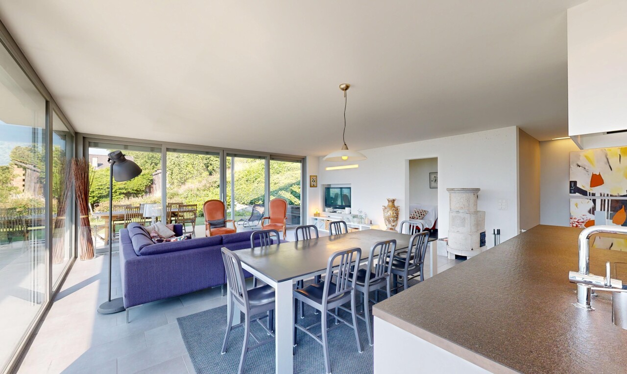 salon / salle à manger avec fenêtres du sol au plafond, floor ceiling windows, inside community, lumière naturelle, et natural light