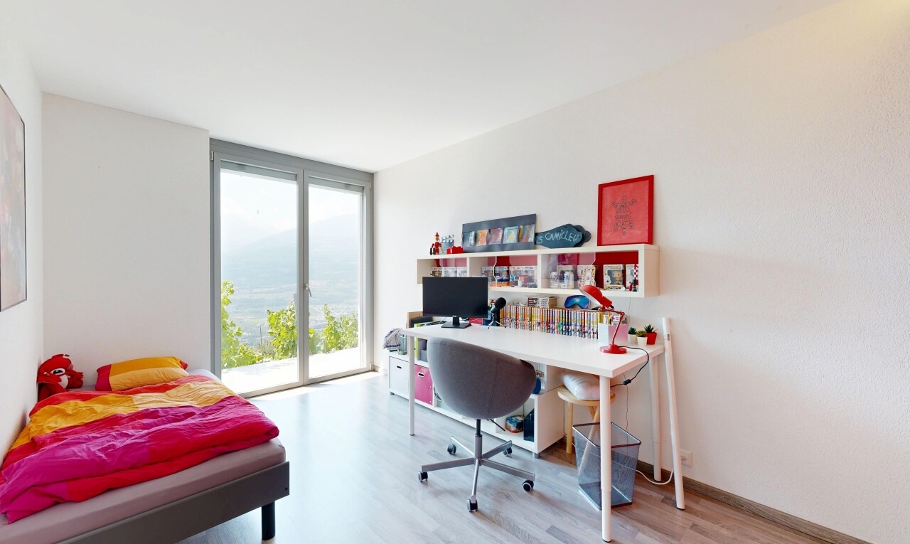 chambre avec accès à l'extérieur, wood finish floor, sol en finition bois, inside property, et floor ceiling windows