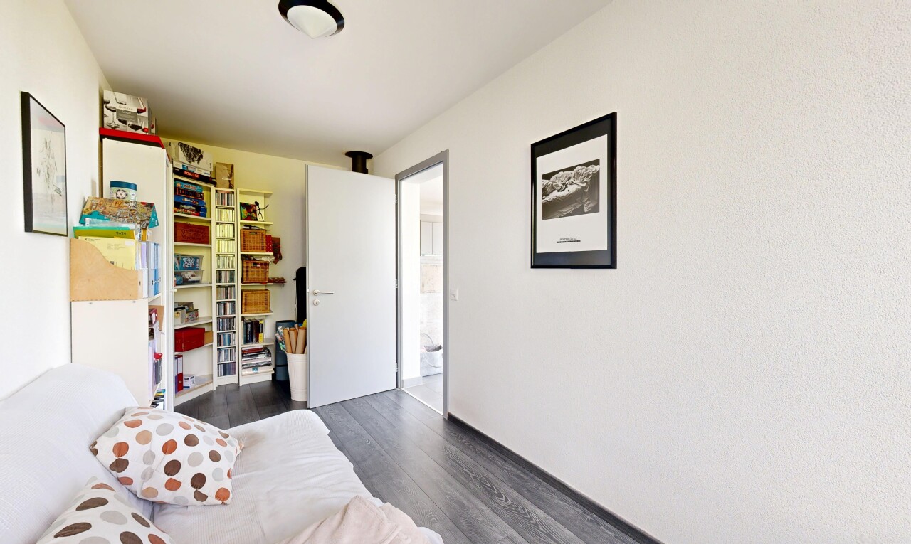 salon avec wood finish floor, inside property, sol en finition bois, dark floor, et drywall
