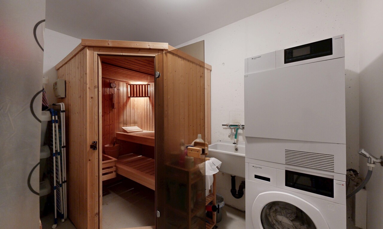 buanderie avec sauna, inside property, évier, lave-linge et sèche-linge superposés, et light floor