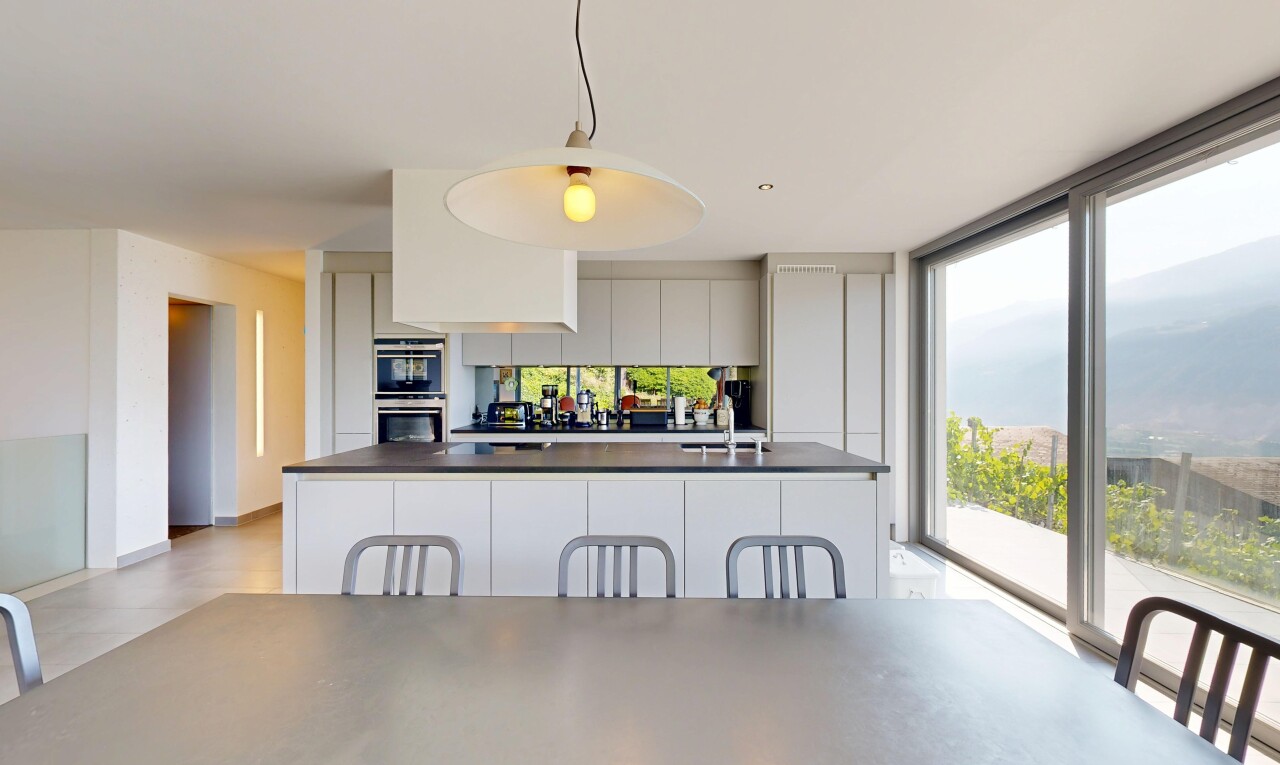 cuisine avec pendant lighting, éclairage suspendu, inside property, light floor, et full kitchen