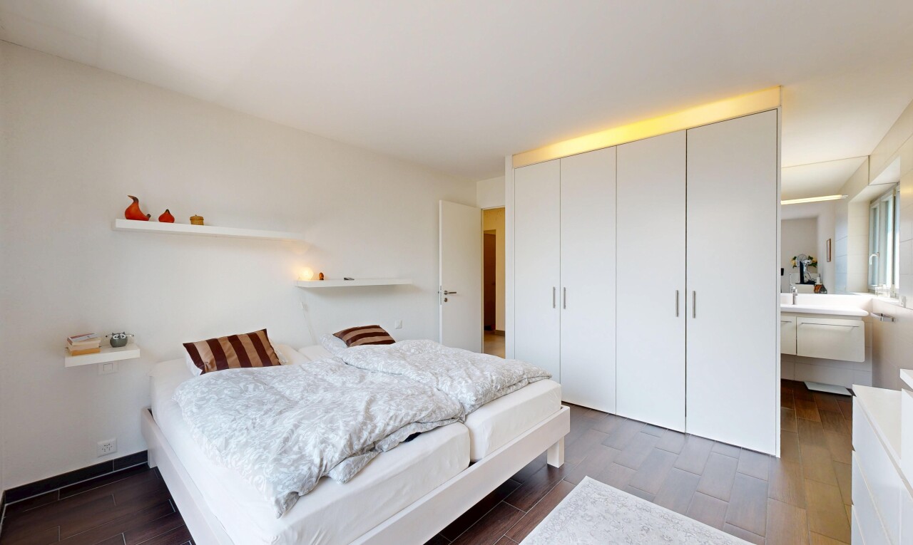 chambre avec wood finish floor, sol en finition bois, inside property, dark floor, et drywall
