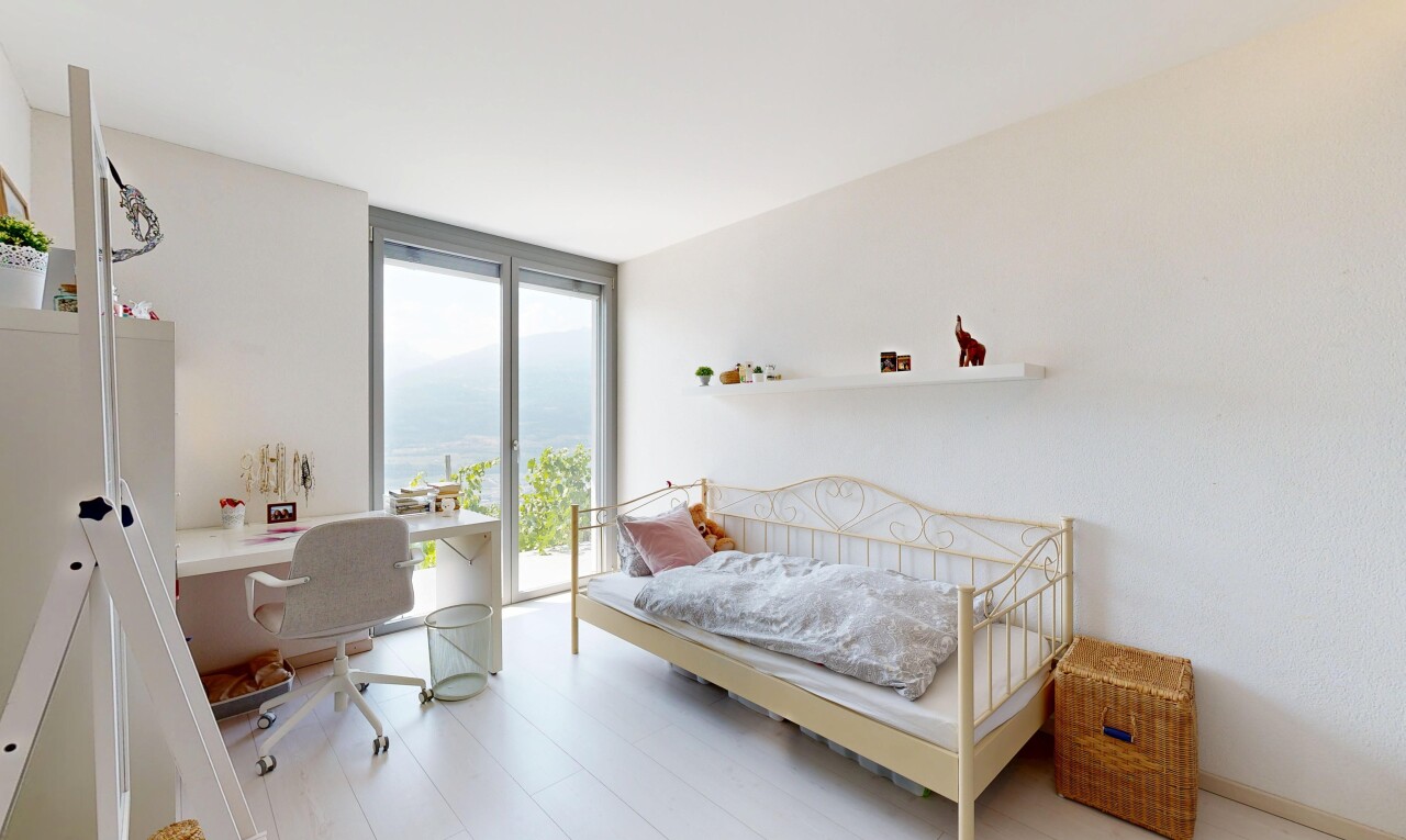 chambre avec espace bureau, fenêtres du sol au plafond, floor ceiling windows, lumière naturelle, et natural light