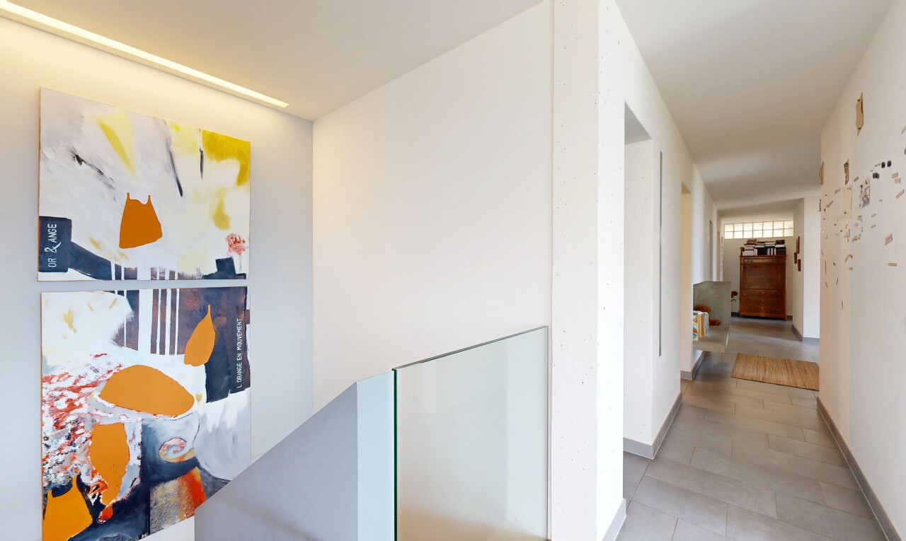 couloir avec inside property, cloison sèche, drywall, light floor, et plinthes murales