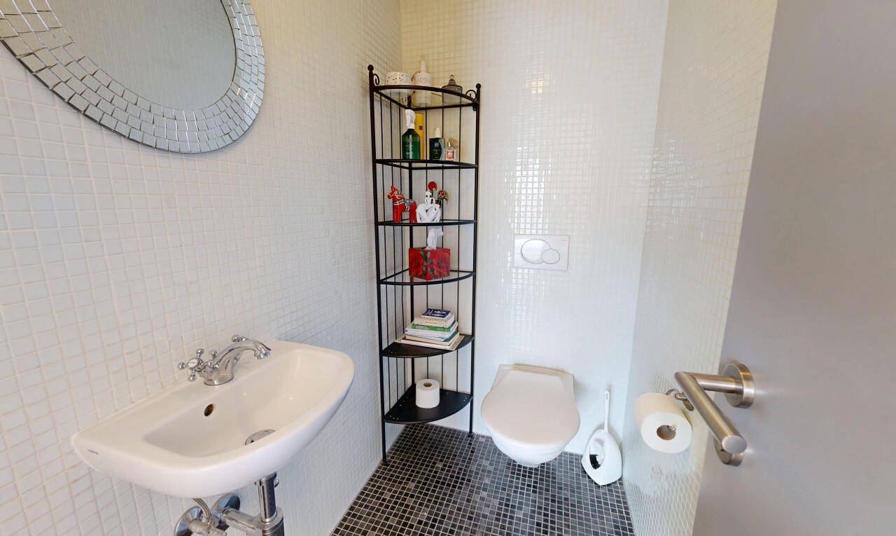 salle de bains avec inside property, évier, miroir, toilette, et sol en carrelage