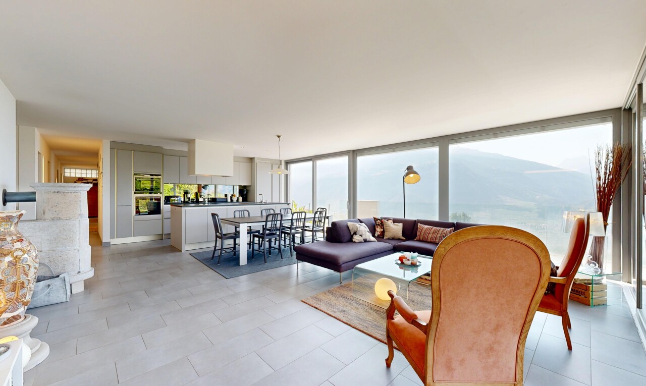 salon / salle à manger avec natural light, lumière naturelle, light floor, inside property, et full kitchen