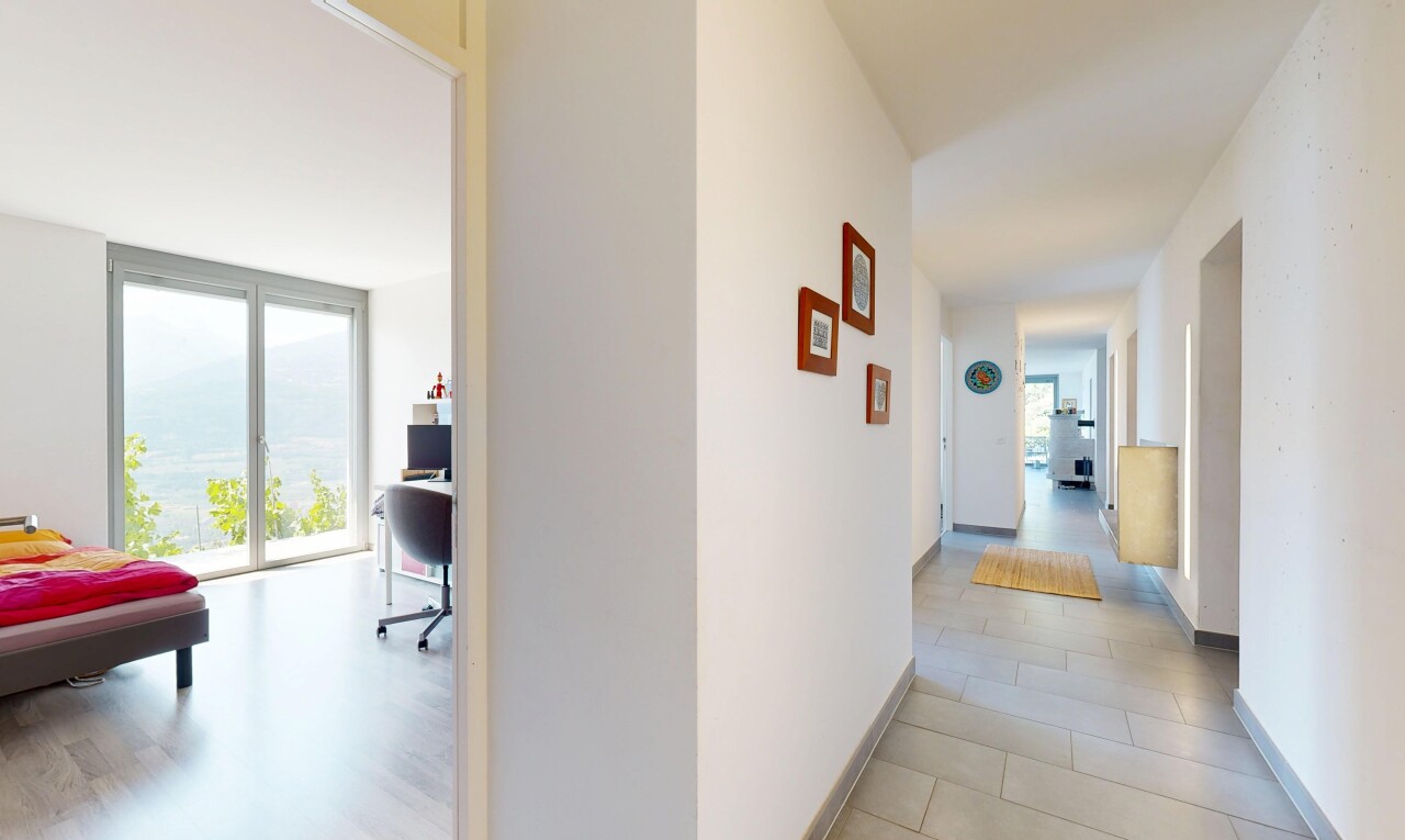 couloir avec inside property, espace bureau, lumière naturelle, natural light, et cloison sèche