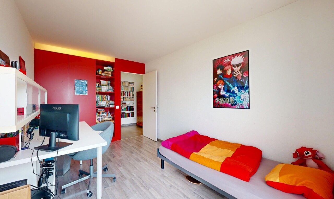 chambre avec espace bureau, drywall, cloison sèche, inside property, et wood finish floor
