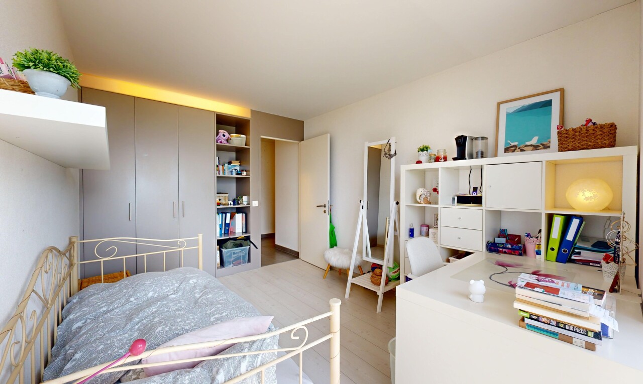 chambre avec inside property, light floor, sol en finition bois, wood finish floor, et cloison sèche