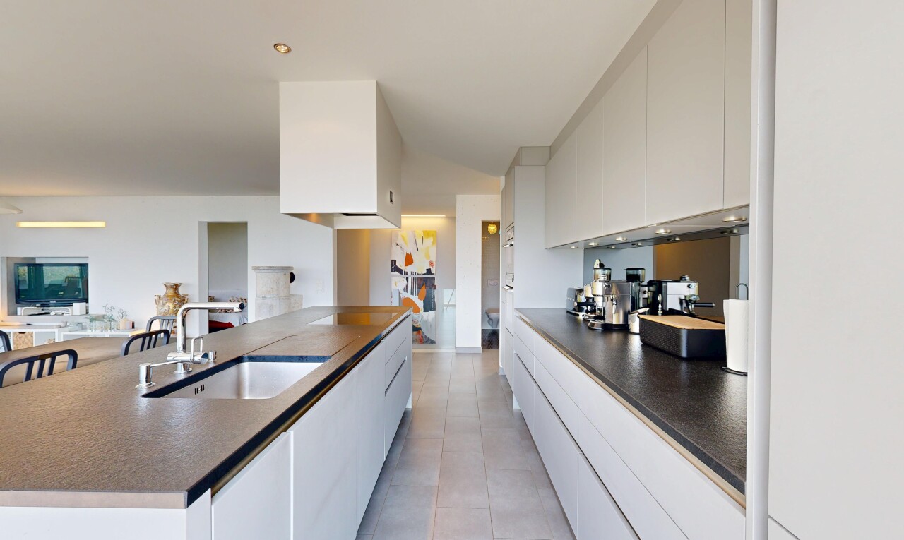 cuisine avec plans de travail, dark countertops, armoires blanches, white cabinets, et inside property