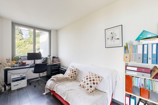 bureau avec inside property, sol en finition bois, wood finish floor, cloison sèche, et drywall