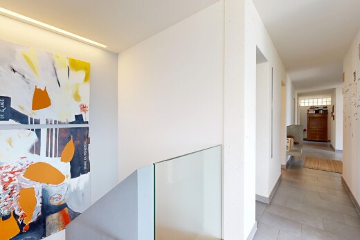 couloir avec inside property, cloison sèche, drywall, light floor, et plinthes murales