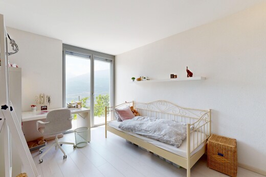 chambre avec espace bureau, fenêtres du sol au plafond, floor ceiling windows, lumière naturelle, et natural light