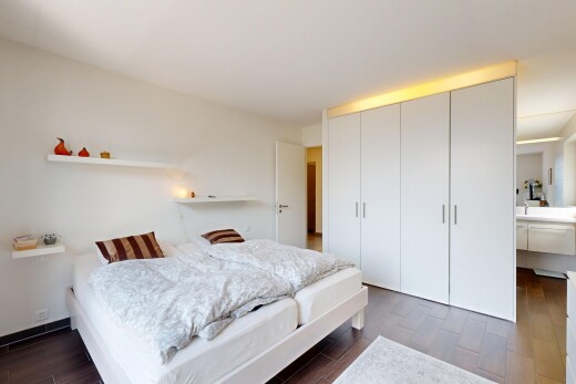 chambre avec wood finish floor, sol en finition bois, inside property, dark floor, et drywall