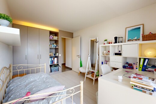 chambre avec inside property, light floor, sol en finition bois, wood finish floor, et cloison sèche