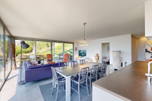 salon / salle à manger avec fenêtres du sol au plafond, floor ceiling windows, inside community, lumière naturelle, et natural light