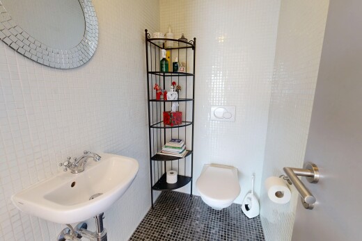 salle de bains avec inside property, évier, miroir, toilette, et sol en carrelage