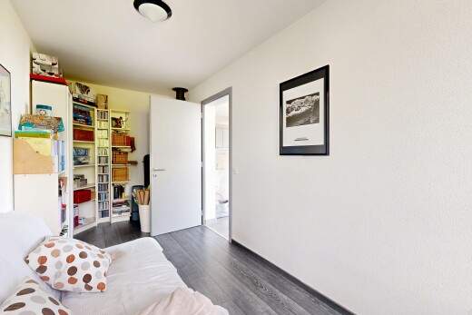 salon avec wood finish floor, inside property, sol en finition bois, dark floor, et drywall