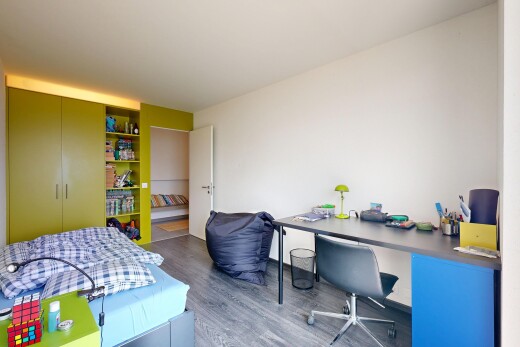 chambre avec inside property, wood finish floor, sol en finition bois, drywall, et cloison sèche