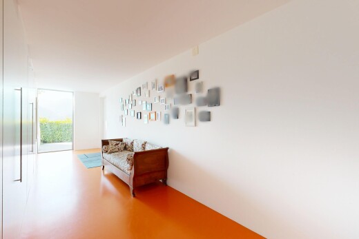 salon avec drywall, cloison sèche, natural light, lumière naturelle, et inside property